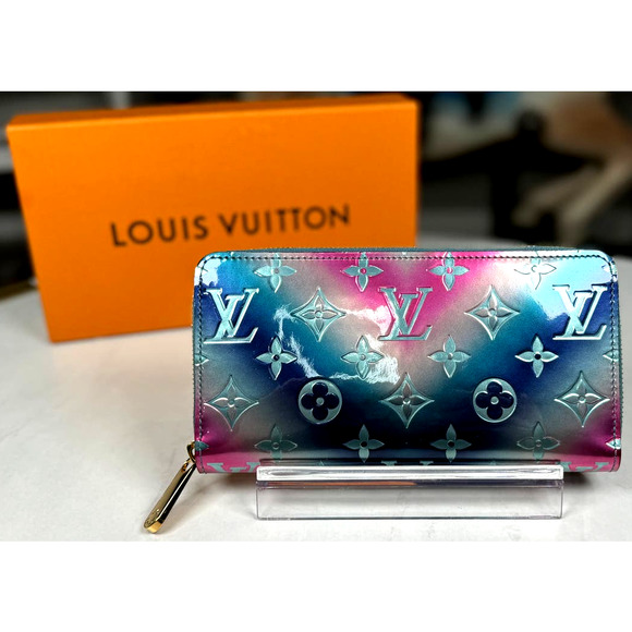 Collector piece 2020 LV limited Valentines Monogram Wallet full inclusion - Picture 6 of 12